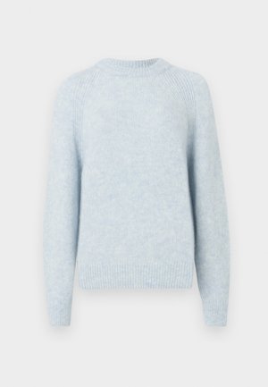 Jasnoniebieski sweter dziany z okrągłym dekoltem, rękawami raglanowymi i ściągaczami. Miękka tekstura o lekko puszystym wyglądzie.