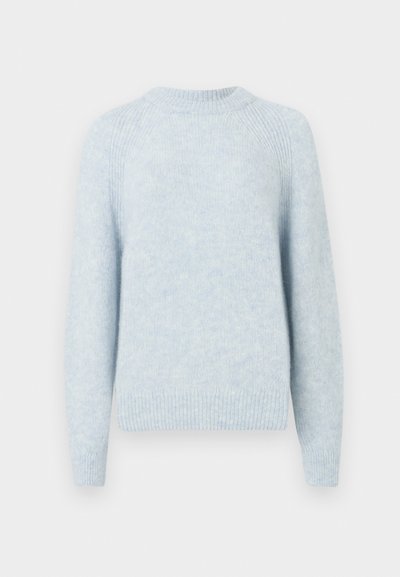 Ανοιχτό μπλε πλεγμένο πουλόβερ με στρογγυλή λαιμόκοψη, ραγκλάν μανίκια και ριμπ μανσέτες. Μαλακή υφή με ελαφρώς θολή εμφάνιση.