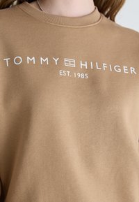 Tommy Hilfiger LOGO CREW NECK - Sweatshirt - safari