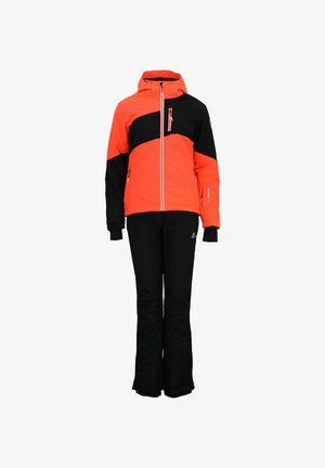 Veste de ski orange et noire, dotée d'une fermeture éclair, d'une capuche et de deux poches latérales. Associée à un pantalon de neige noir, tous deux fabriqués en tissu durable.