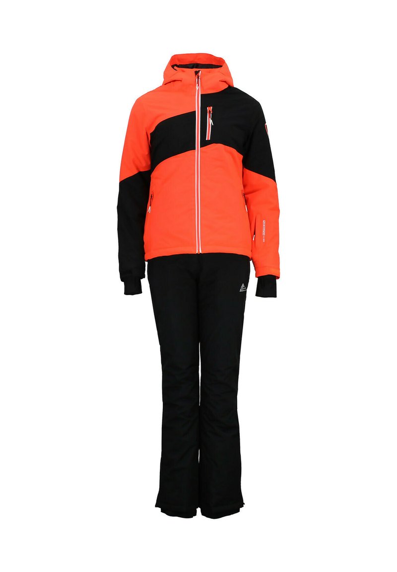 Veste de ski orange et noire, dotée d'une fermeture éclair, d'une capuche et de deux poches latérales. Associée à un pantalon de neige noir, tous deux fabriqués en tissu durable.