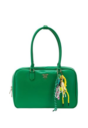 Grüne Ledertasche mit doppelten Griffen, goldenem "19V69 Italia"-Logo und farbenfrohen dekorativen Schlüsselanhängern auf der rechten Seite.