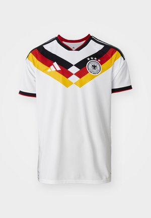 Weißes Fußballtrikot mit schwarzen und roten Akzenten, das ein gelb-rotes diagonales Design, drei Sterne und das Adidas-Logo zeigt.