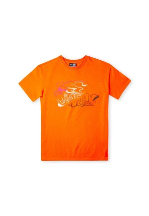 Fel oranje t-shirt met korte mouwen, met een vage gestileerde afbeelding en tekst in het midden van de borst.