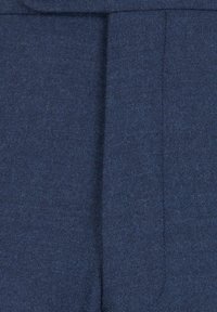 Námořnická modrá tkanina s jemnou strukturou, zdobená šitými sklady. Materiál působí hladce a lehce, vhodný pro volnočasové nošení.