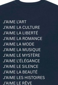 Marineblaues T-Shirt mit weißem Text in einer fetten, serifenlosen Schrift, der verschiedene Ausdrücke auflistet, die Liebe zu Kunst, Kultur und anderen Themen ausdrücken.