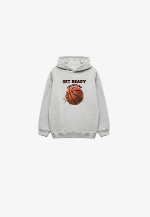 Felpa grigia con tasca frontale, caratterizzata da una grafica di un pallone da basket e la scritta "PREPARATI CAMPIONI" in rosso scuro. Materiale morbido in pile.