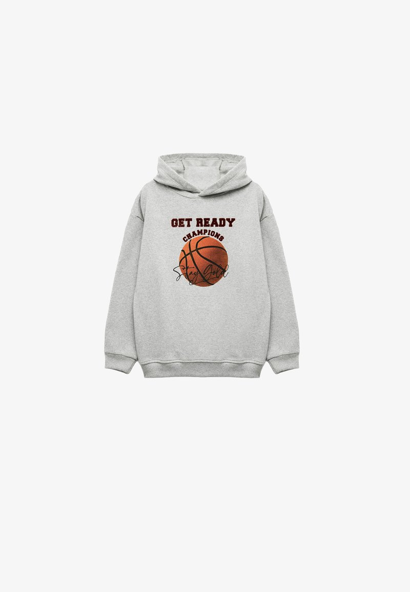 Felpa grigia con tasca frontale, caratterizzata da una grafica di un pallone da basket e la scritta "PREPARATI CAMPIONI" in rosso scuro. Materiale morbido in pile.