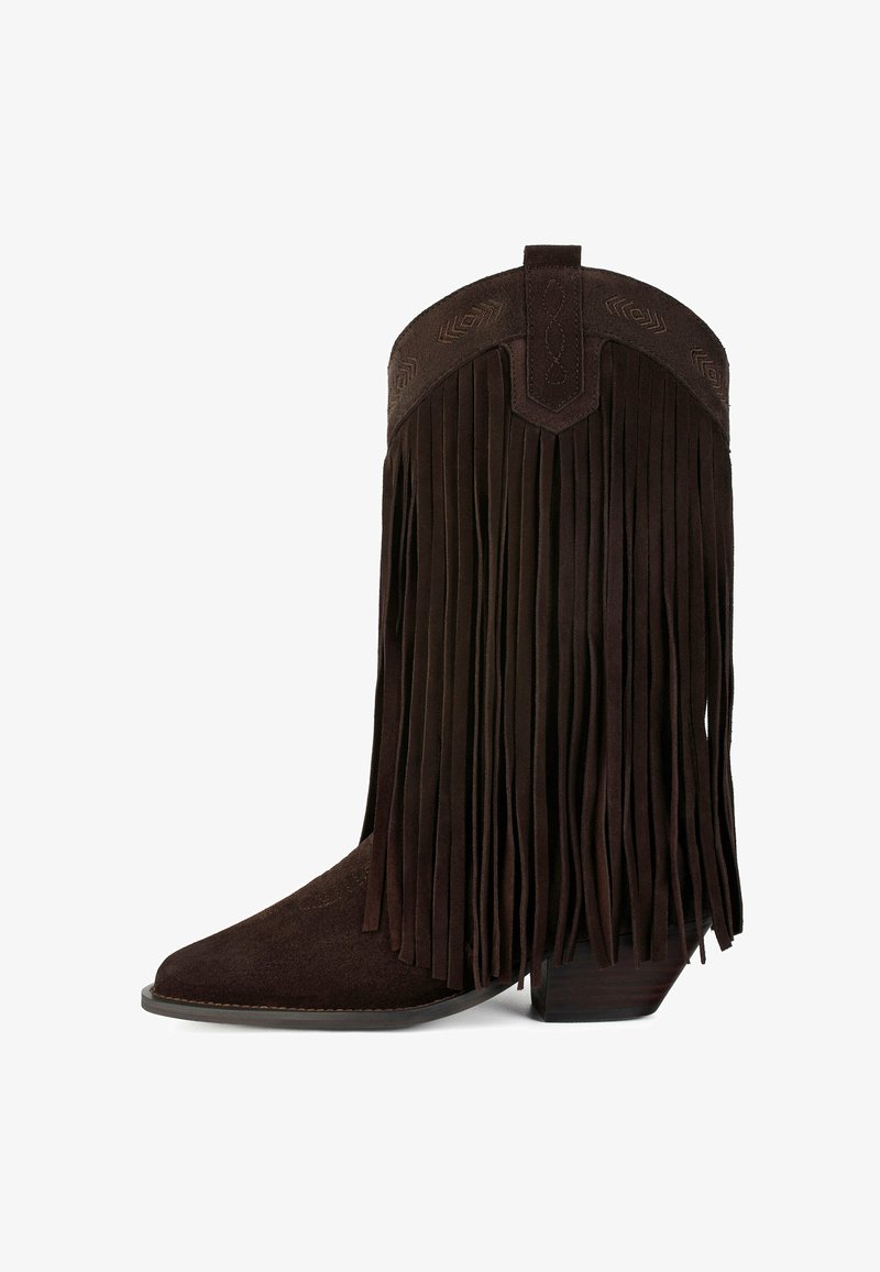 Pruunid sametse cowboy saapad frantsi detailide, terava nina, ülemise osa broderi aktsentide ja kootud kanna disainiga.