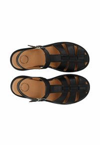 Sandalias de cuero negro con múltiples correas anchas, plantilla texturizada, hebilla de metal ajustable y suela lisa.
