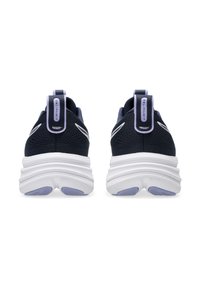 Un paio di scarpe sportive bianche e nere viste da dietro, con suole bianche spesse e linguette con l'etichetta "GEL-PULSE 17".