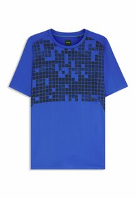 Blå atletisk t-shirt med et tekstureret, pixeliseret sort mønster på den øverste front. Har en rund hals og korte ærmer. Mærket label er synligt.