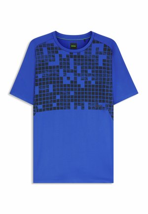 T-shirt atletica blu con un motivo pixelato nero testurizzato sulla parte superiore anteriore. Presenta un collo rotondo e maniche corte. Etichetta del marchio visibile.