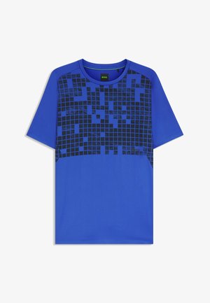 Blå idrottströja med ett strukturerat, pixeliserat svart mönster på den övre framsidan. Har en rund halsringning och korta ärmar. Varumärkesetikett synlig.