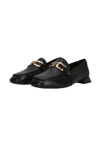 Mocasines de cuero negro con parte superior texturizada, que presentan un acento de hardware en tono dorado. Diseño de punta cuadrada y un tacón bajo y angular.