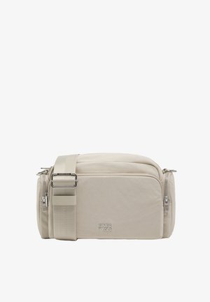 Beżowa torebka na ramię z miękkiego materiału, o ustrukturyzowanym kształcie, z dwoma zamykanymi na zamek przedziałami i regulowanym paskiem. Widoczna nazwa marki.