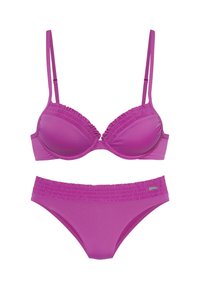 Roze bikini set met een gevoerde, gerimpelde beha-top met verstelbare schouderbanden en bijpassende lage slipjes met gerimpelde details.
