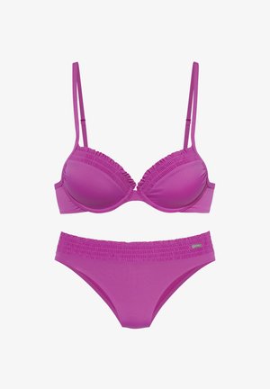 Rosa Bikini-Set mit gepolstertem, rüschendem BH-Oberteil mit verstellbaren Trägern und passenden, niedrig geschnittenen Höschen mit smockierten Details.