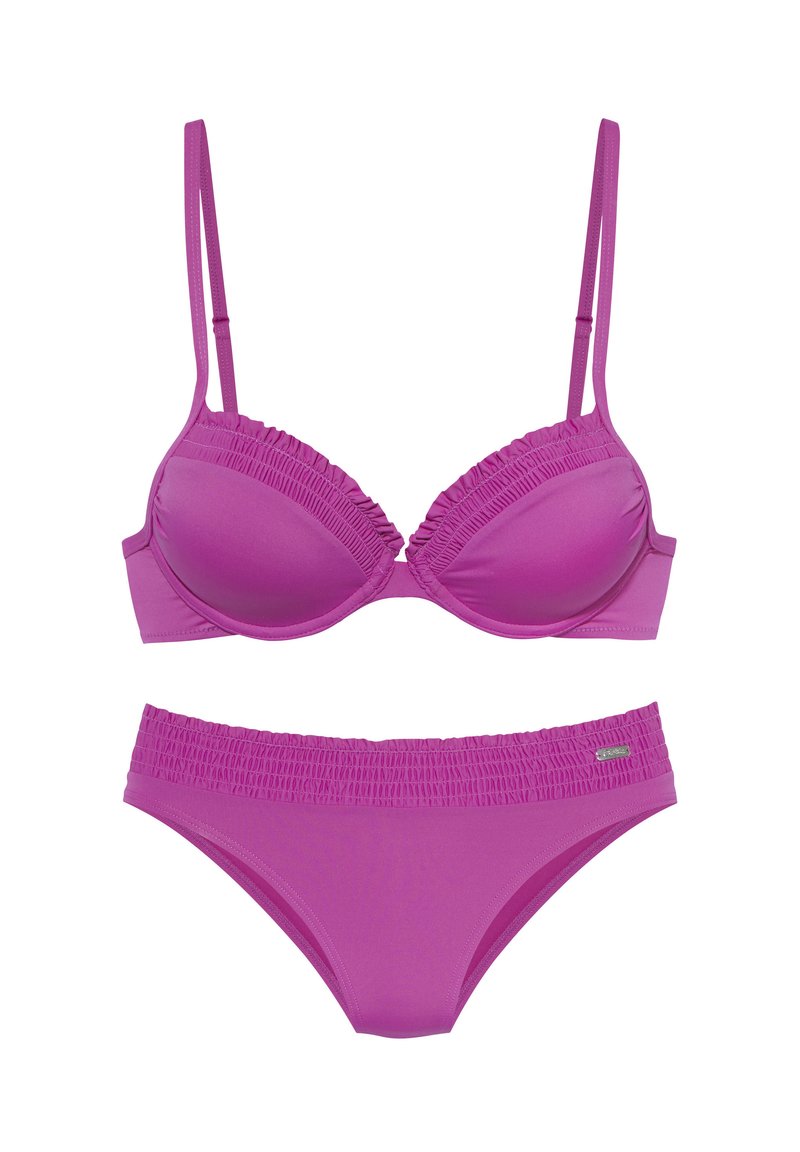 Roze bikini set met een gevoerde, gerimpelde beha-top met verstelbare schouderbanden en bijpassende lage slipjes met gerimpelde details.