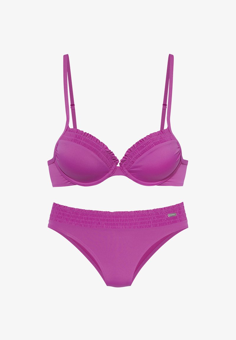 Roze bikini set met een gevoerde, gerimpelde beha-top met verstelbare schouderbanden en bijpassende lage slipjes met gerimpelde details.