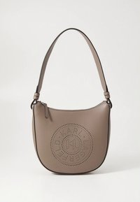 Καφέ δερμάτινο τσάντα ώμου με διάτρητη κυκλική λεπτομέρεια λογότυπου, στρογγυλεμένο σχήμα και επίπεδο λουράκι. Ομαλή υφή και κλείσιμο με φερμουάρ.