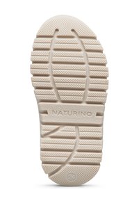 Suola di scarpa in gomma bianca con un battistrada decorato, caratterizzata da scanalature orizzontali e verticali. "NATURINO" e "24" impressi sulla superficie.