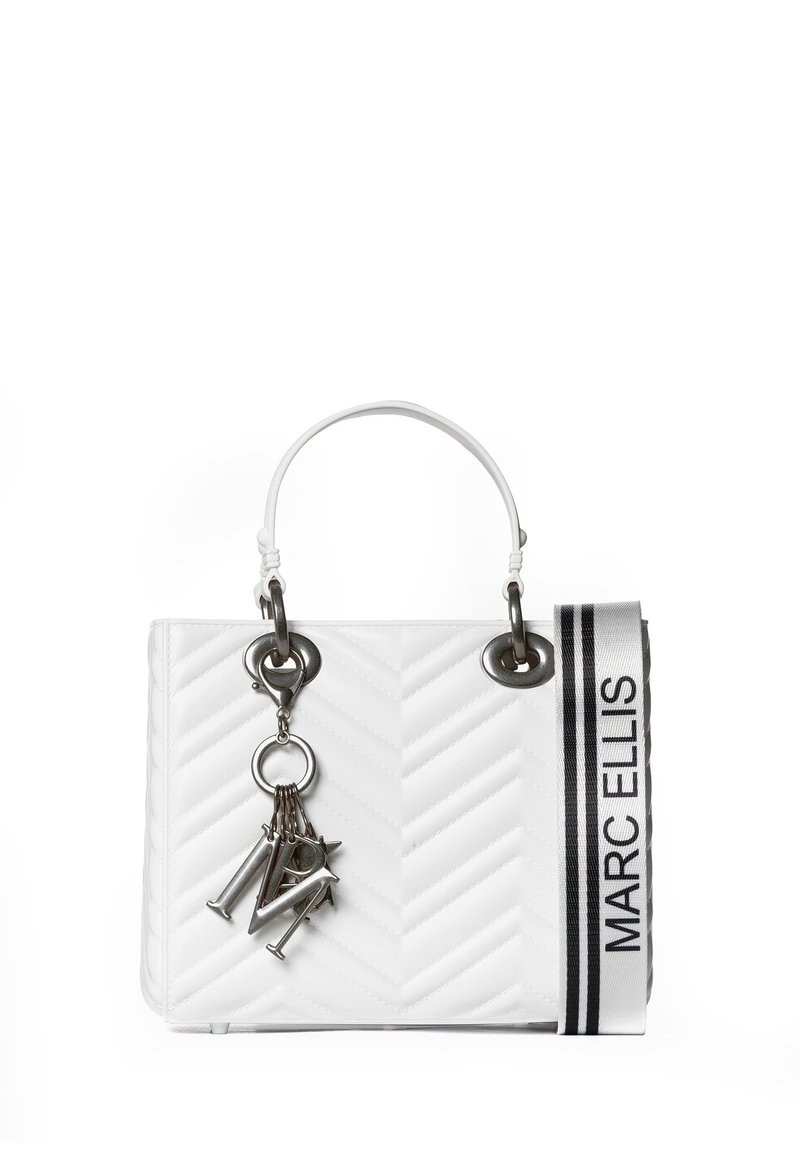 Weiße, gesteppten Handtasche mit einer strukturierten rechteckigen Form, Metallakzenten und einem abnehmbaren Tragegurt mit dem Text "MARC ELLIS."