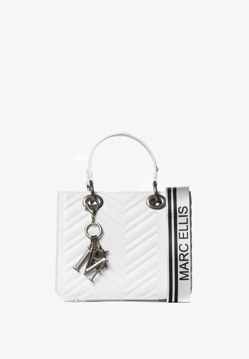 Weiße, gesteppten Handtasche mit einer strukturierten rechteckigen Form, Metallakzenten und einem abnehmbaren Tragegurt mit dem Text "MARC ELLIS."