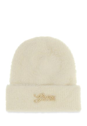 Bonnet tricoté de couleur crème avec un revers, présentant un logo "Guess" en strass doré au centre devant.