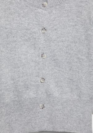 Cardigan tricotat gri deschis, cu cinci nasturi rotunzi marmorați pe față și tiv striat.