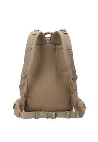 Zaino in tessuto marrone con schienale in rete imbottito, spallacci regolabili, tasche laterali e una fibbia centrale. Design semplice con caratteristiche funzionali.
