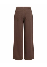 Pantalon marron à jambes larges avec une texture lisse, doté de deux poches arrière et d'une ceinture avec passants pour ceinture.