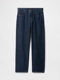 Dunkelblaue gerade geschnittene Jeans aus Denim mit fünf Taschen, einem Reißverschluss und einem klassischen Nähmuster. Keine sichtbaren Abnutzungsspuren oder Verzierungen.