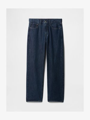 Jeans de denim azul escuro de perna reta com cinco bolsos, fecho de correr e um padrão de costura clássico. Sem desgastes ou adornos visíveis.