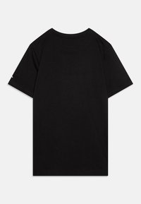 Sort t-shirt med korte ærmer, lavet af glat bomuldsstof, med et enkelt design og en rund halsudskæring. Ingen grafik eller mønstre.
