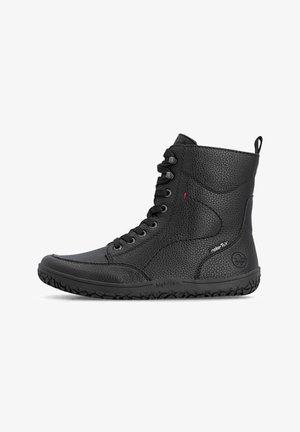 Botte montante noire en cuir texturé, lacets sur le devant, languette à la cheville et semelle en caoutchouc souple, présentée de profil sur fond blanc.