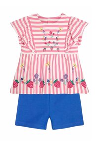 Vaatepaita vaaleanpunaisilla raidoilla, jossa on kukkaembroidery ja koristeelliset frillat, yhdistetty sinisiin shortseihin. Asusteessa on mansikkakuoseja ja eloisia värejä.