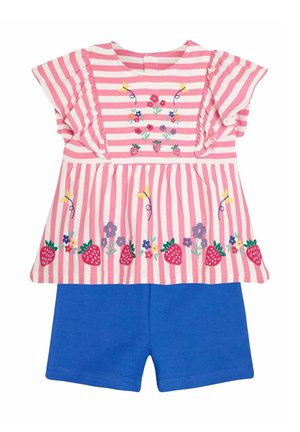 Vaatepaita vaaleanpunaisilla raidoilla, jossa on kukkaembroidery ja koristeelliset frillat, yhdistetty sinisiin shortseihin. Asusteessa on mansikkakuoseja ja eloisia värejä.