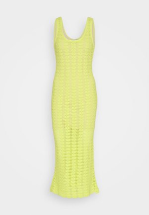 Vestido de malha em amarelo brilhante, apresentando uma silhueta ajustada, decote em barco e padrão texturizado, com bainha escallopada.