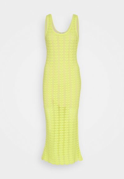 Vestido de malha em amarelo brilhante, apresentando uma silhueta ajustada, decote em barco e padrão texturizado, com bainha escallopada.