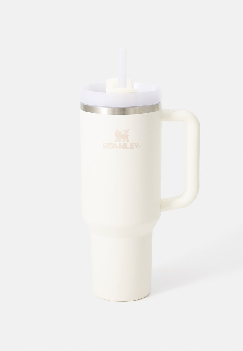 Gobelet de voyage en acier inoxydable blanc avec une forme conique, poignée robuste, bande en métal argenté, paille intégrée et logo 'STANLEY' dans une finition discrète.