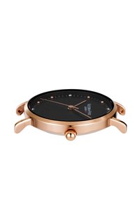 Reloj redondo con una esfera negra, caja de metal color oro rosa y dos acentos. Presenta una corona y marcadores de horas simples con un diseño minimalista.