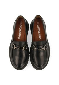 Mocassins en cuir noir avec un bout arrondi, ornés d'une chaîne argentée sur le devant et d'une semelle intérieure en cuir brun texturé. Taille 37.