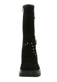 Schwarze Wildleder-Stiefel bis zum Knie mit Reißverschlussverschluss, spitzem Design, metallischen Nietenakzenten und einer strukturierten Plattformsohle.
