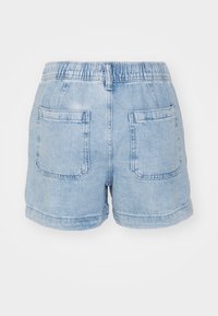 Ljusblå denimshorts med avslappnad passform, elastisk midja och två bakfickor. Tyget har en mjuk, jämn struktur med uppvikta fållar.