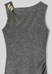 Robe grise sans manches en tissu texturé et pailleté. Présente un décolleté asymétrique et trois boutons dorés sur l'épaule.