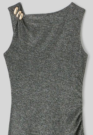 Robe grise sans manches en tissu texturé et pailleté. Présente un décolleté asymétrique et trois boutons dorés sur l'épaule.