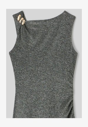 Robe grise sans manches en tissu texturé et pailleté. Présente un décolleté asymétrique et trois boutons dorés sur l'épaule.