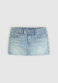 Lichtblauwe denim minirok met een rechte snit, twee voorkruiszakken en twee zilver metallic knopen op de tailleband.