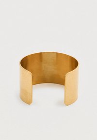 Βραχιόλι χειροπέδα από μέταλλο σε χρυσό τόνο με λείο, γυαλιστερό φινίρισμα και υφασμένα διακοσμητικά στις πλευρές· ανοιχτός σχεδιασμός.